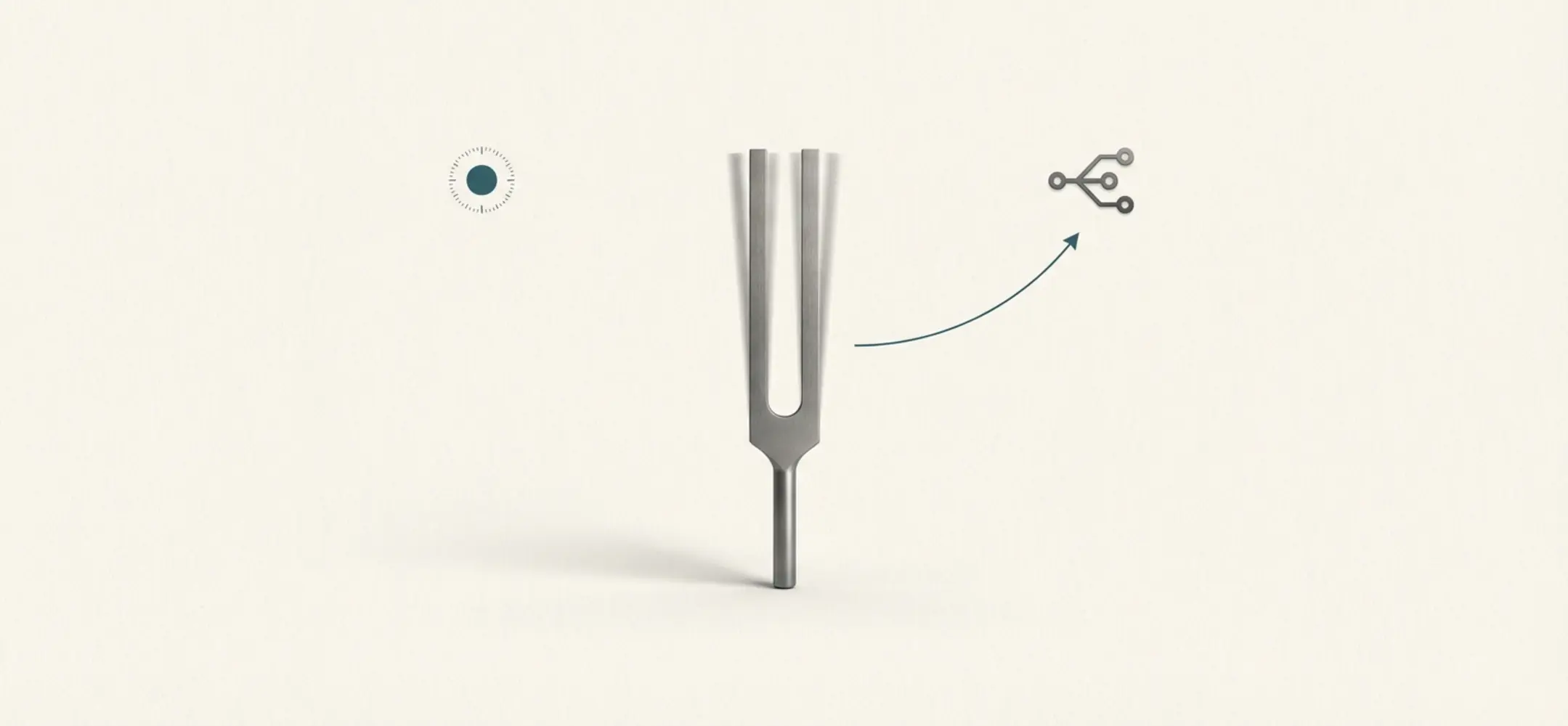 Matte stalen stemvork centraal met subtiele magnetische veldlijnen richting schakelknooppunten en meetpunt, op warme off-white achtergrond.
