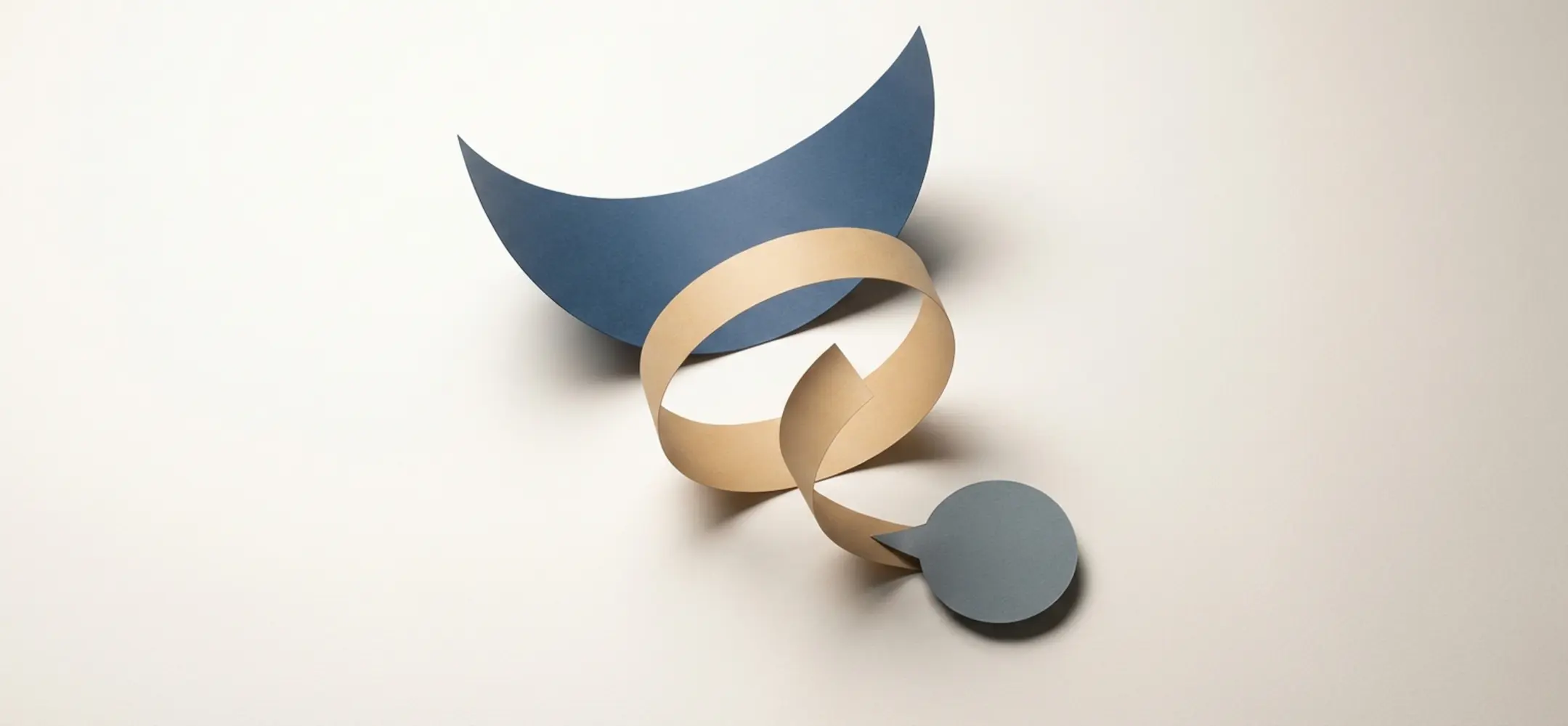 Minimalistische sculptuur van papieren vormen als metafoor voor een recruitment funnel op een rustige off-white achtergrond.