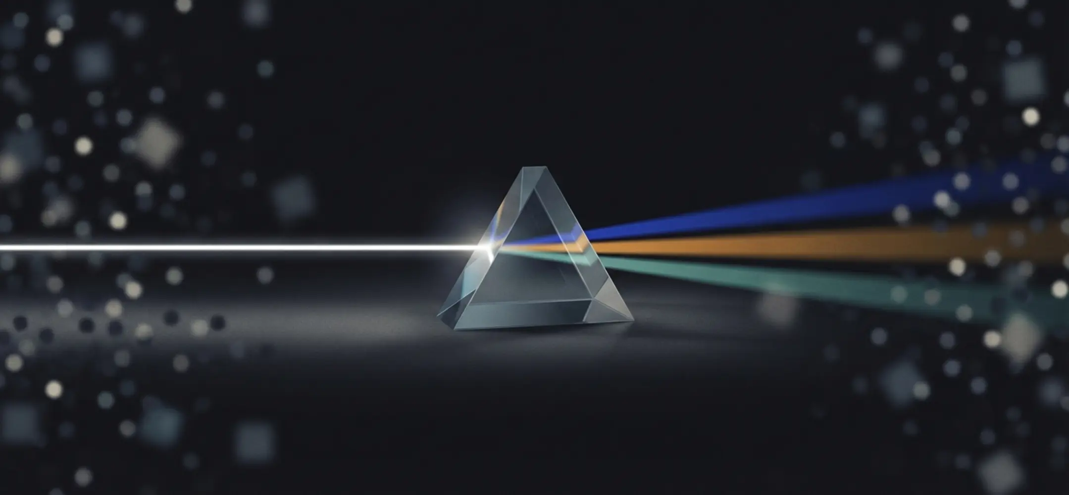 Lichtstraal schijnt door prisma en splitst in drie gekleurde banen tussen vage ruis, abstracte en minimalistische stijl.