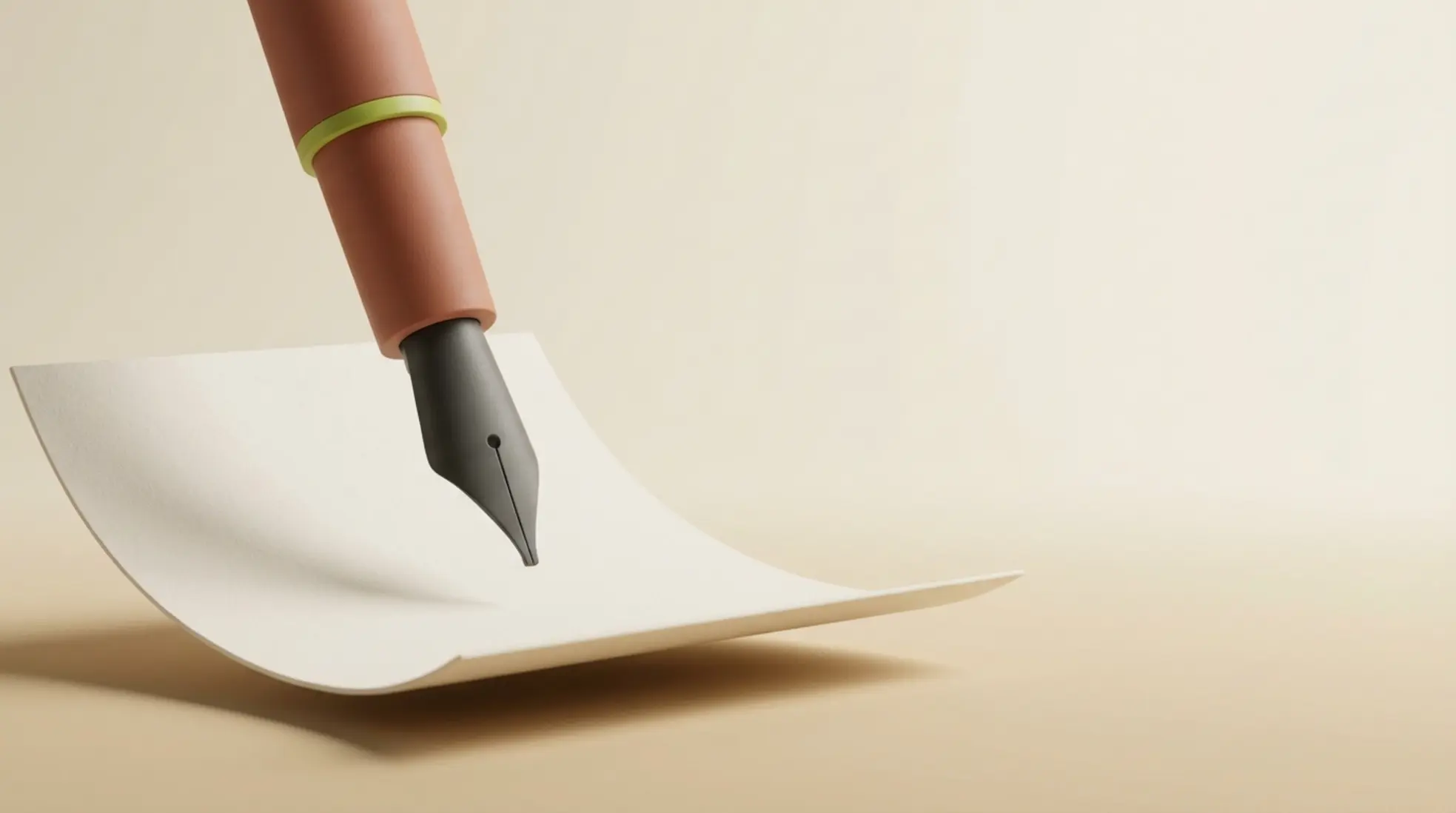 Ultrabrede driedimensionale render van een vulpenpunt boven een licht gebogen leeg vel papier op creme achtergrond met veel lege ruimte rechts