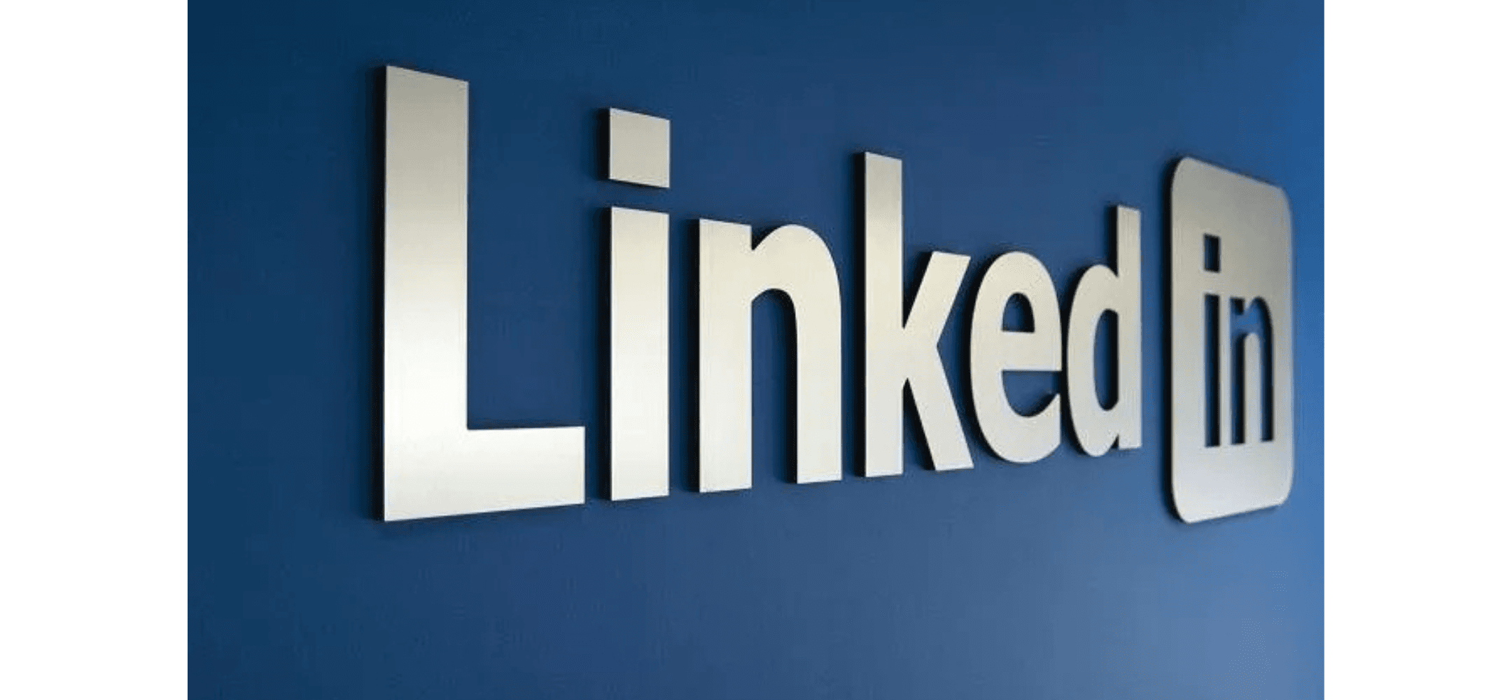LinkedIn logo in zilveren letters op een blauwe muur