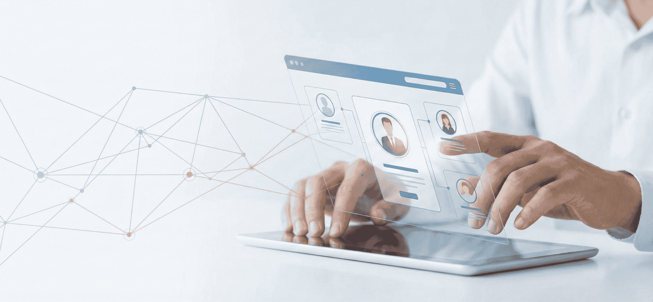 Een persoon gebruikt een tablet om interactie te hebben met een digitaal netwerk van professionele profielen, wat het proces van online recruitment en het benaderen van kandidaten visualiseert.